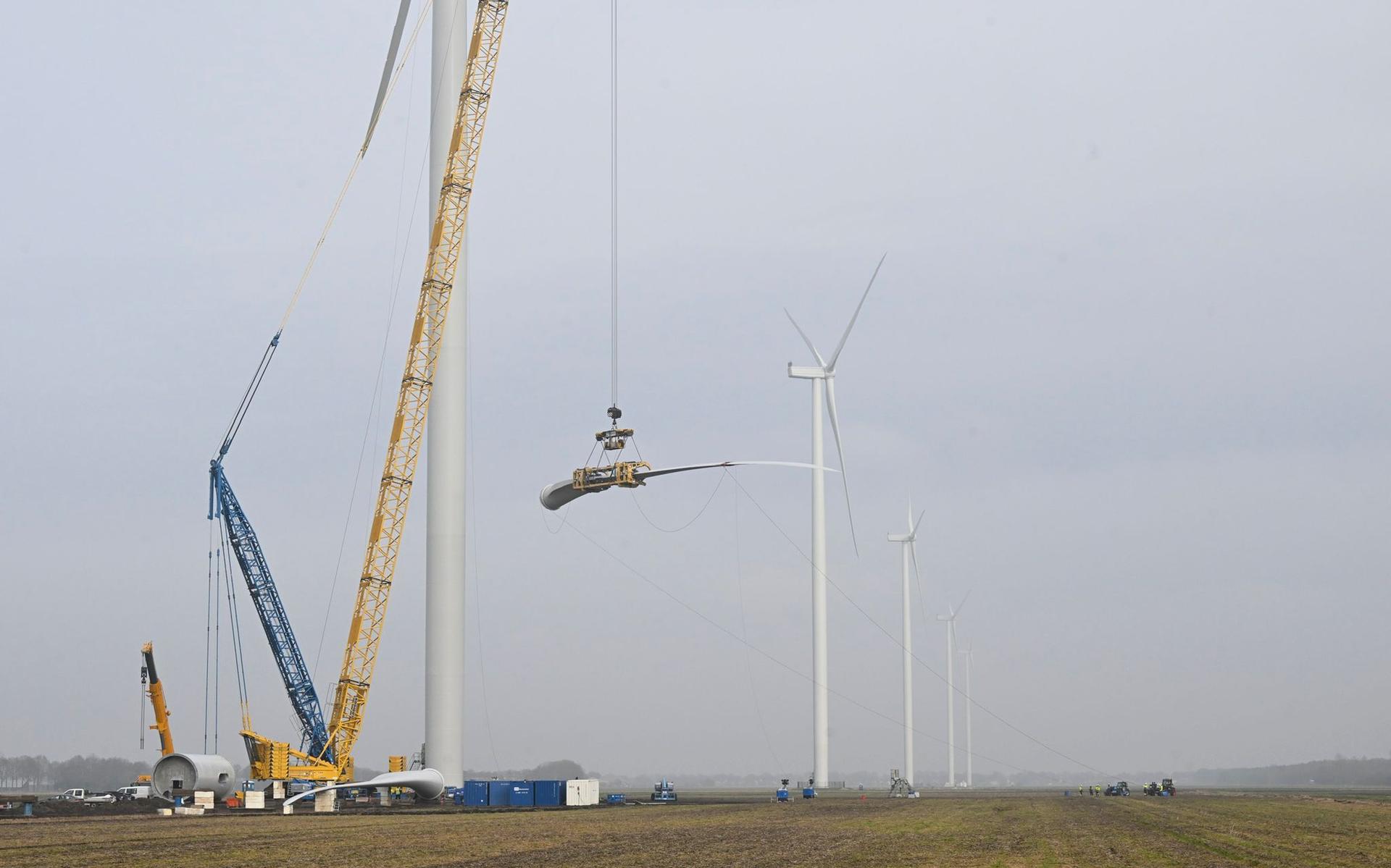 Rotor van molen wordt omhoog getakeld bij windturbine OM-1.3 aan de Dideldomweg.