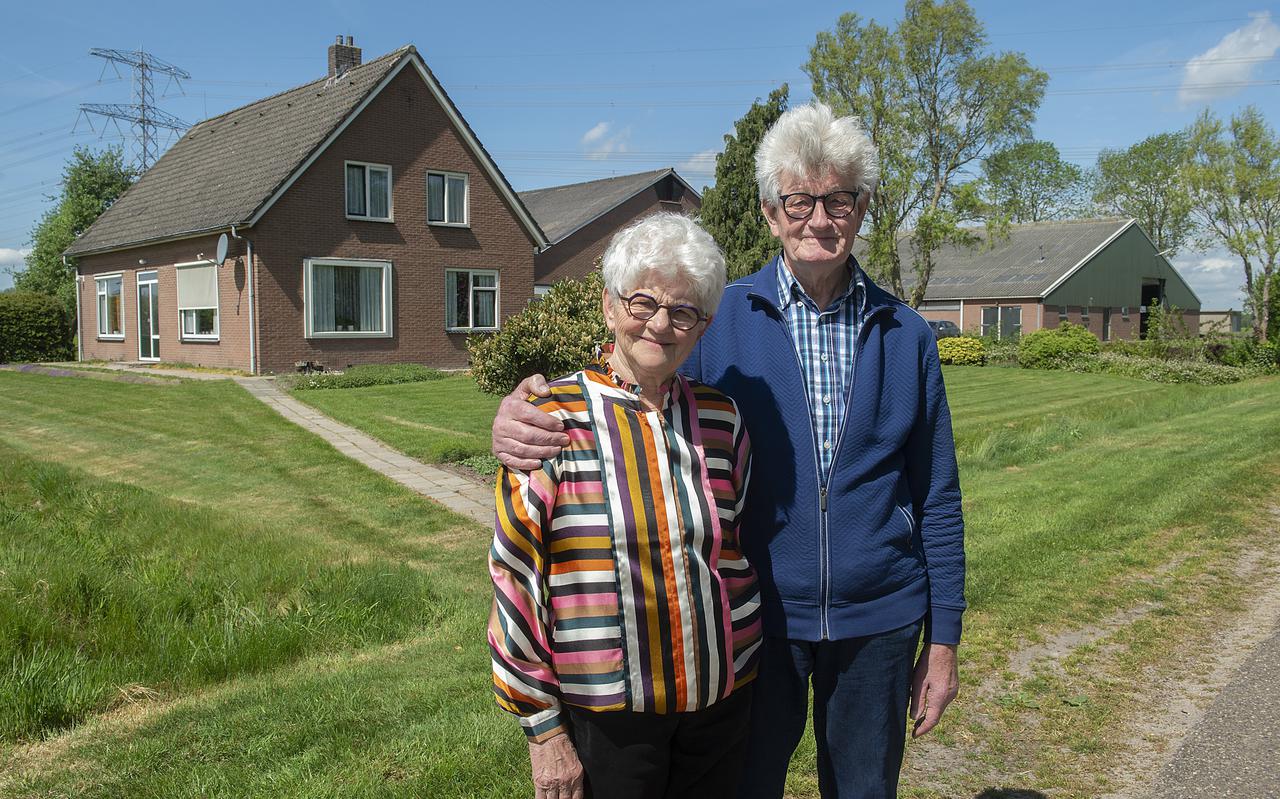 Hendrik Uneken woonde ruim 80 jaar in Veenhuizen bij Dalen. Nu vertrekken hij en zijn vrouw Jantje uit het buurtschap.