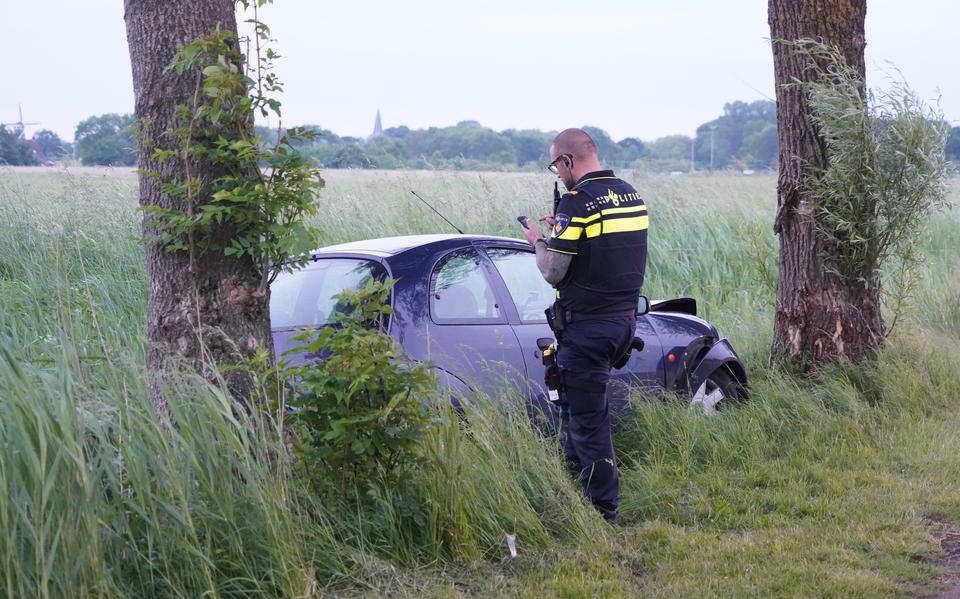 Automobilist botst tegen boom bij Klein Garnwerd.                              