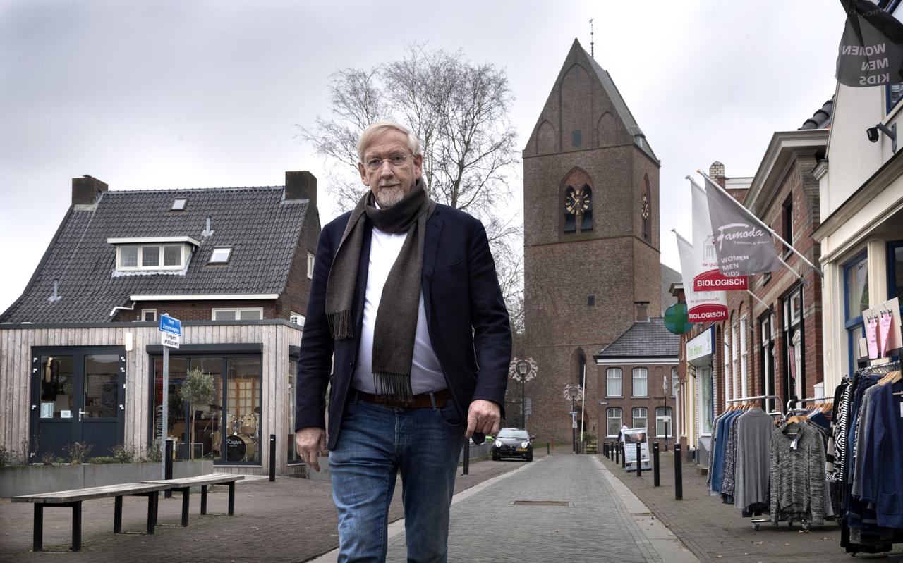 Leendert Klaassen in het centrum van Loppersum. Leendert Klaassen in het centrum van Loppersum.