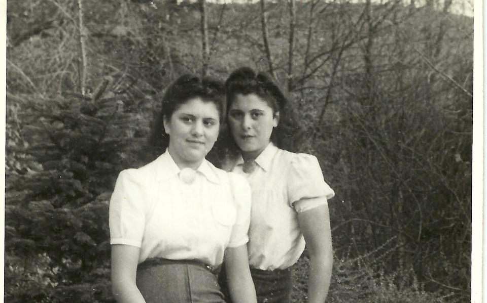 Mädie en haar zus Soela direct na de oorlog. Zes leden van hun gezin overleven de oorlog niet.