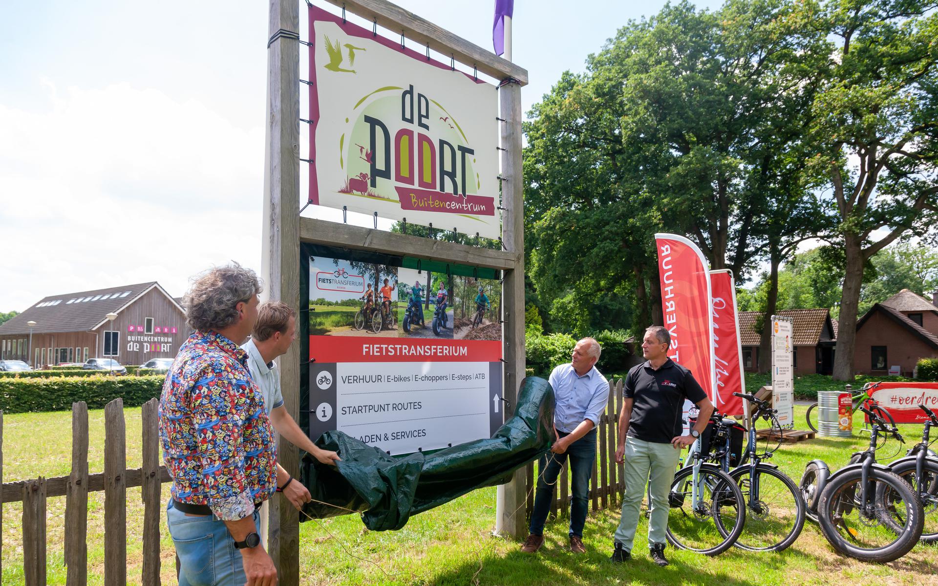 Gedeputeerde Henk Brink (VVD) opende in 2017 al het fietstransferium bij Ruinen.