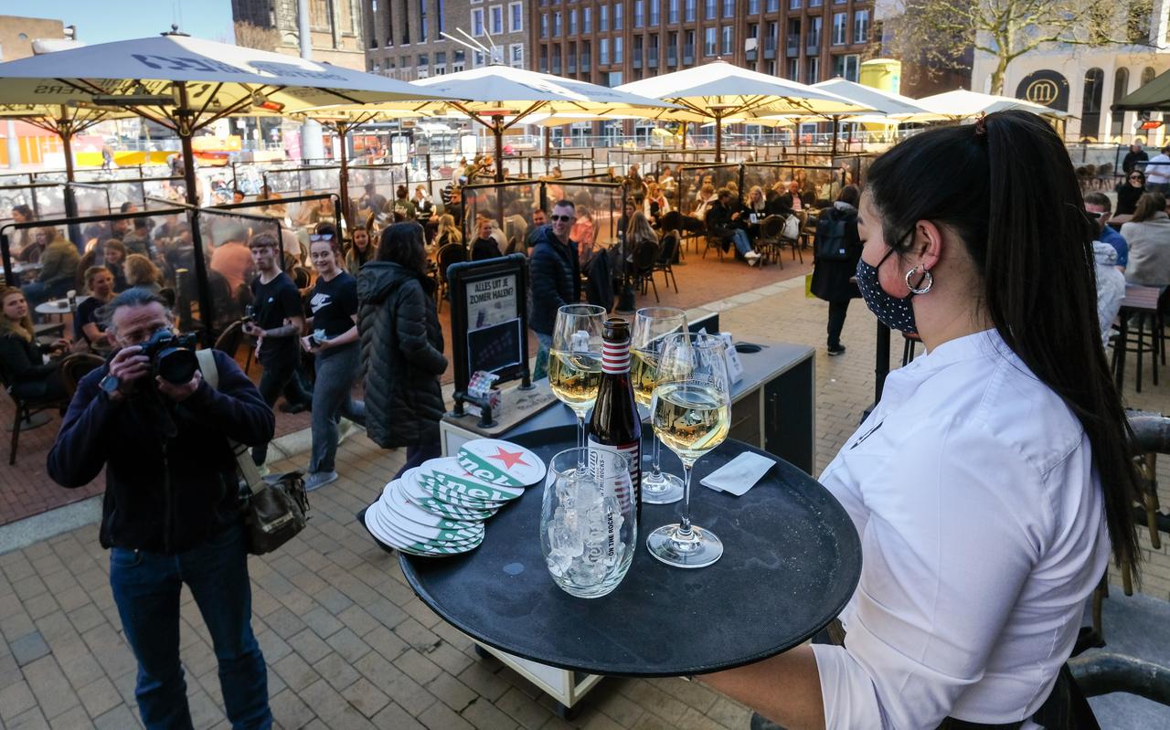 Beeld van afgelopen woensdag: het eerste drankje wordt geserveerd op het overvolle terras van de Drie Gezusters in Groningen. Beeld van afgelopen woensdag: het eerste drankje wordt geserveerd op het overvolle terras van de Drie Gezusters in Groningen.