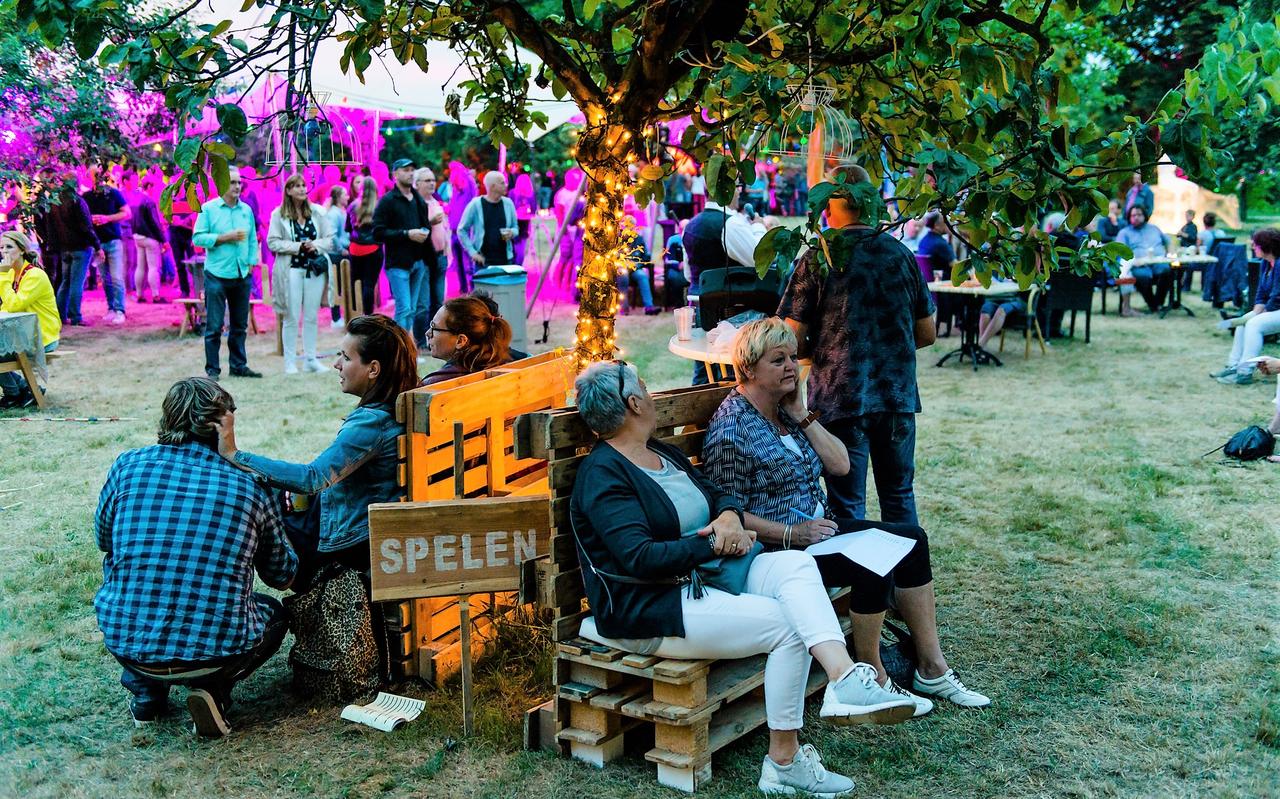 De sfeer is gemoedelijk op het Zunnewendefestival. De sfeer is gemoedelijk op het Zunnewendefestival.