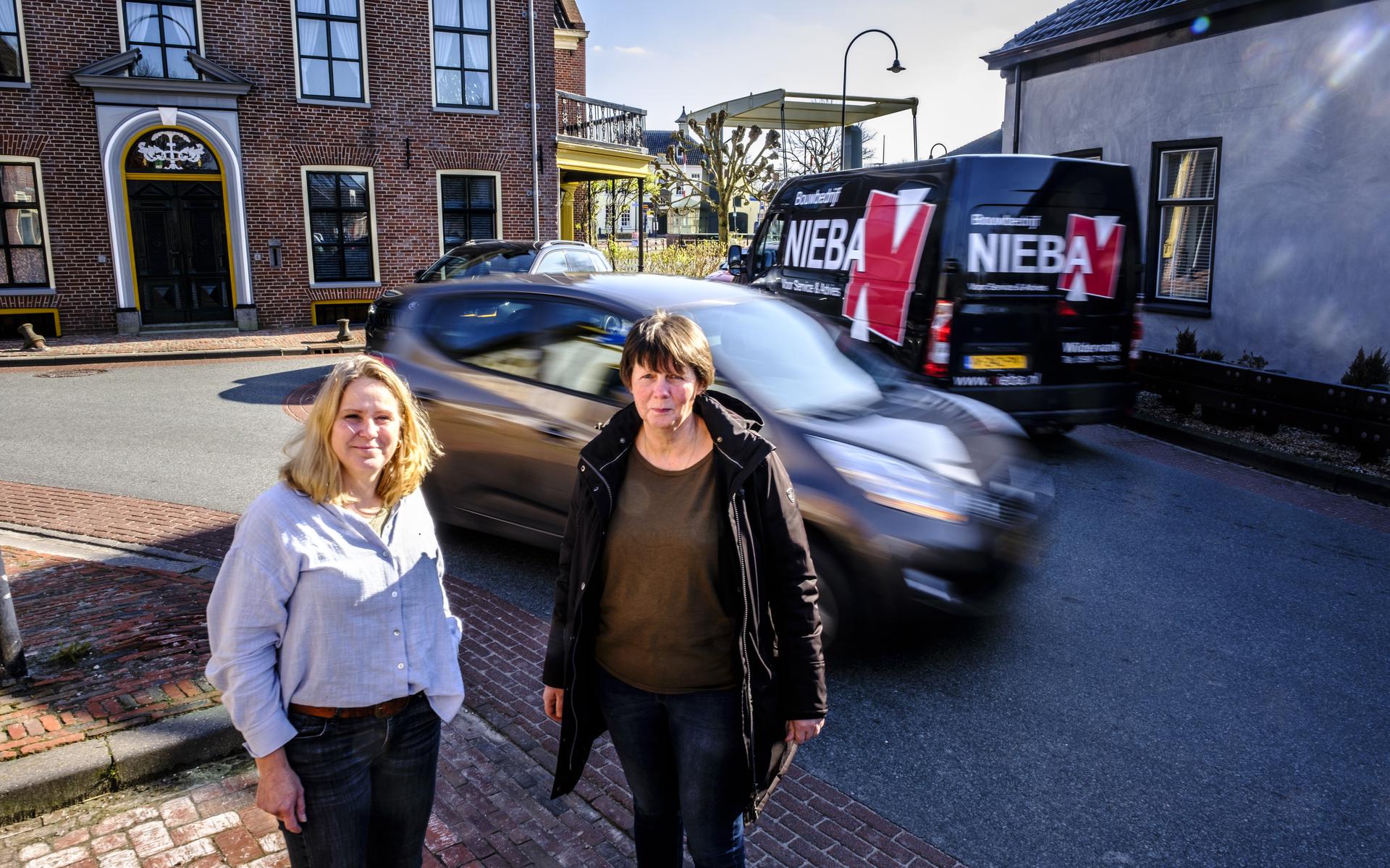 Irma Schuurman van Dorpsberaad Onderdendam en Afiena Benthem van Verkeerscommissie Onderdendam willen meer dan een vrachtautoverbod. De provincie moet de verkeersproblematiek in de regio onderzoeken en aanpakken 'kijk breder, kijk groter’.