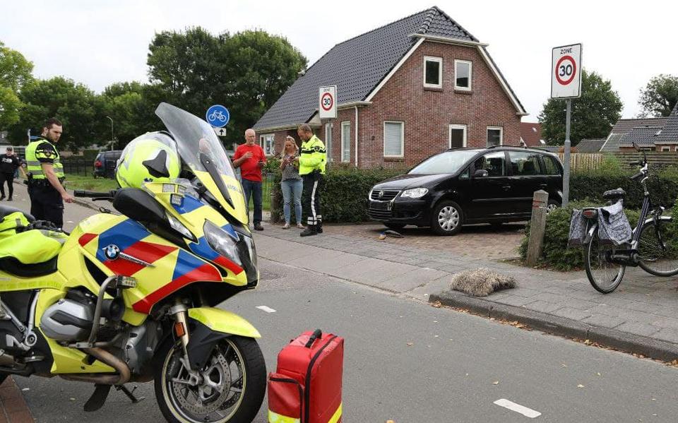 Fietser met spoed naar het ziekenhuis na botsing met wagen in Dongen. Fietser met spoed naar het ziekenhuis na botsing met wagen in Dongen.