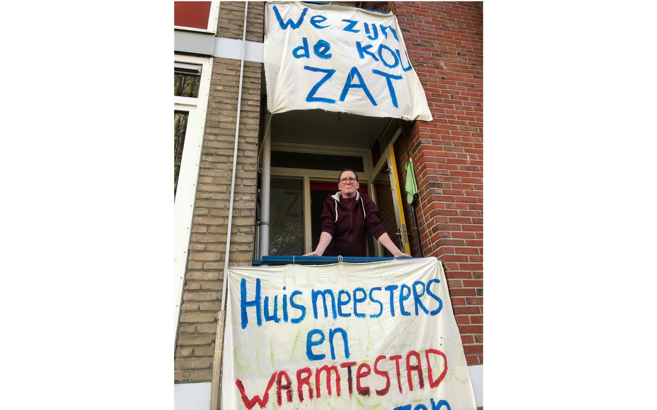Hettie van den Berg op haar balkon aan de Iepenlaan in Groningen.