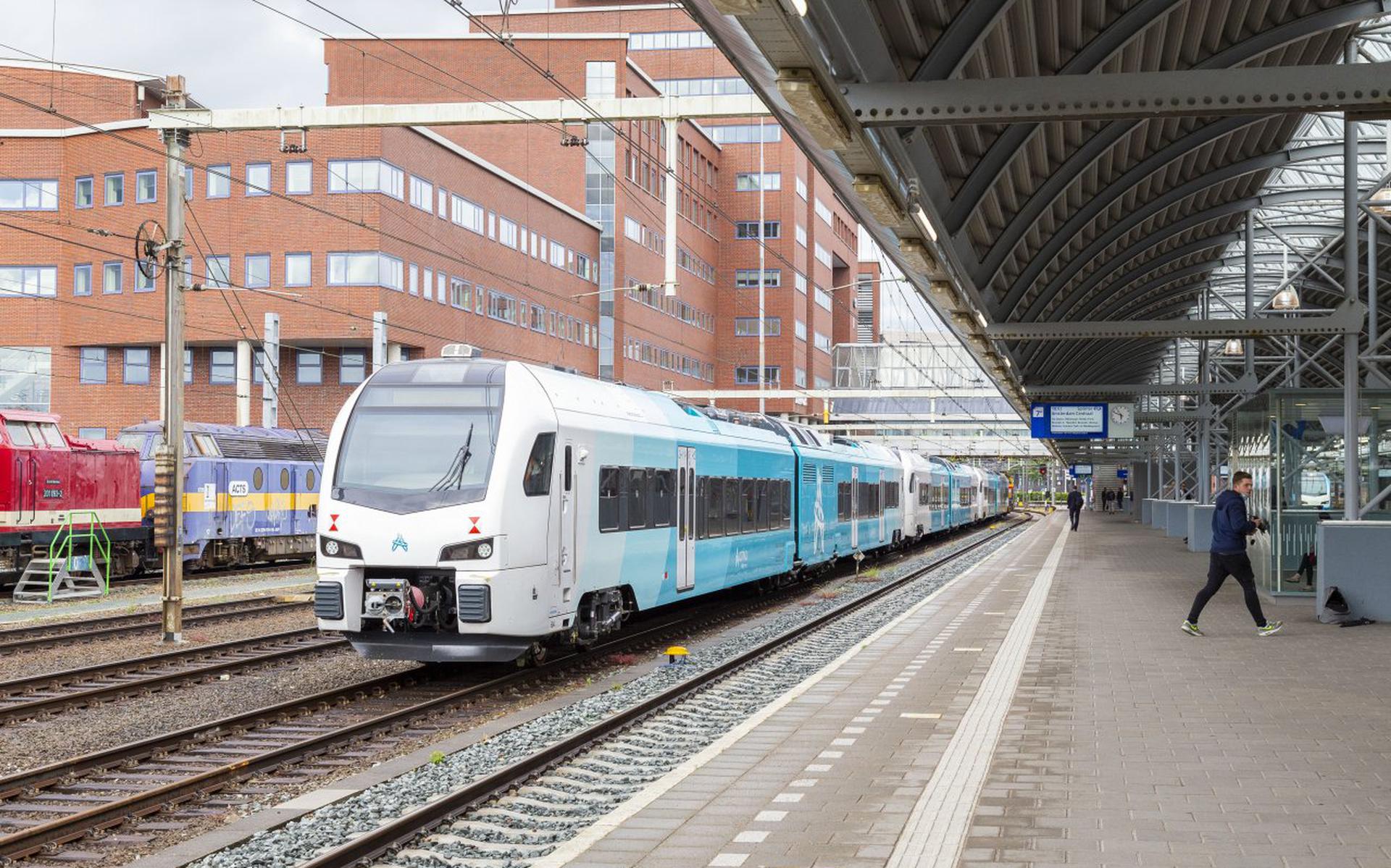 De nieuwe WINK-trein van Arriva in Amersfoort, op weg naar het Noorden.