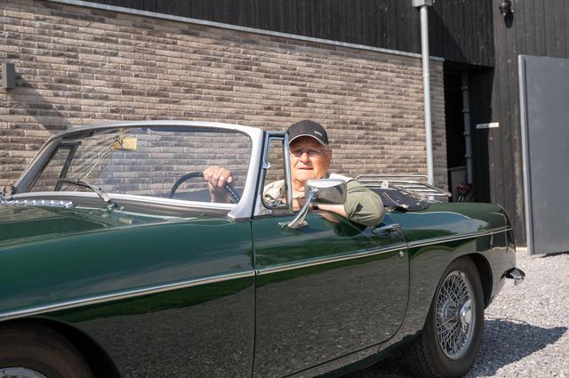 Jan van Dijk is 92 en zijn rijbewijs is met drie jaar verlengd. Hij rijdt nog bijna dagelijks in zijn MG uit '69. Foto: DVHN/Matthijs Sorgdrager