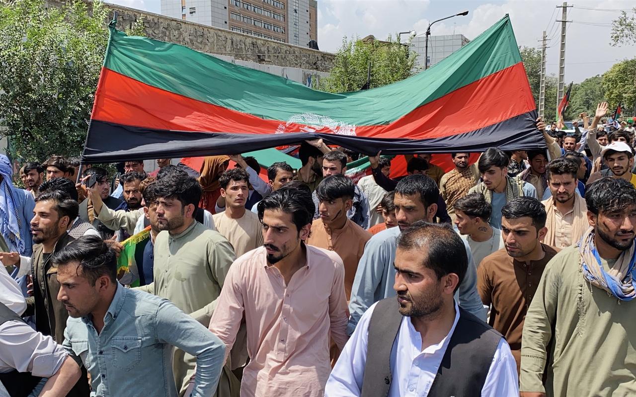 Afghanen dragen de nationale vlag door de straten van Kabul om de Onafhankelijkheidsdag te vieren, 19 augustus 2021. Afghanen dragen de nationale vlag door de straten van Kabul om de Onafhankelijkheidsdag te vieren, 19 augustus 2021.