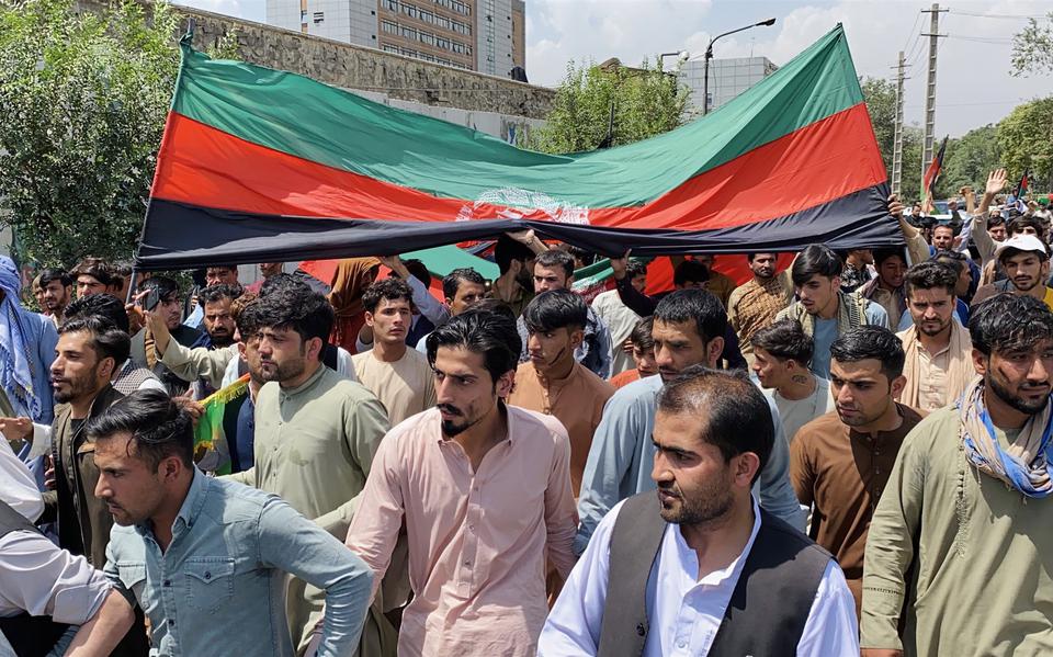 Afghanen dragen de nationale vlag door de straten van Kabul om de Onafhankelijkheidsdag te vieren, 19 augustus 2021.