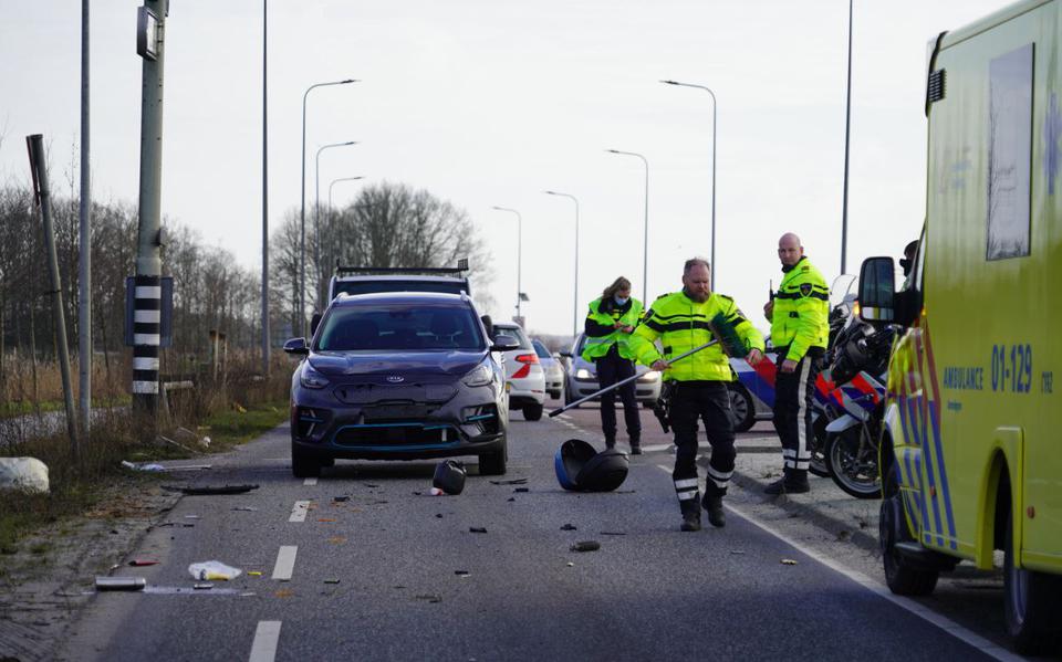 Scooterrijder met spoed naar ziekenhuis na aanrijding met auto in Groningen.