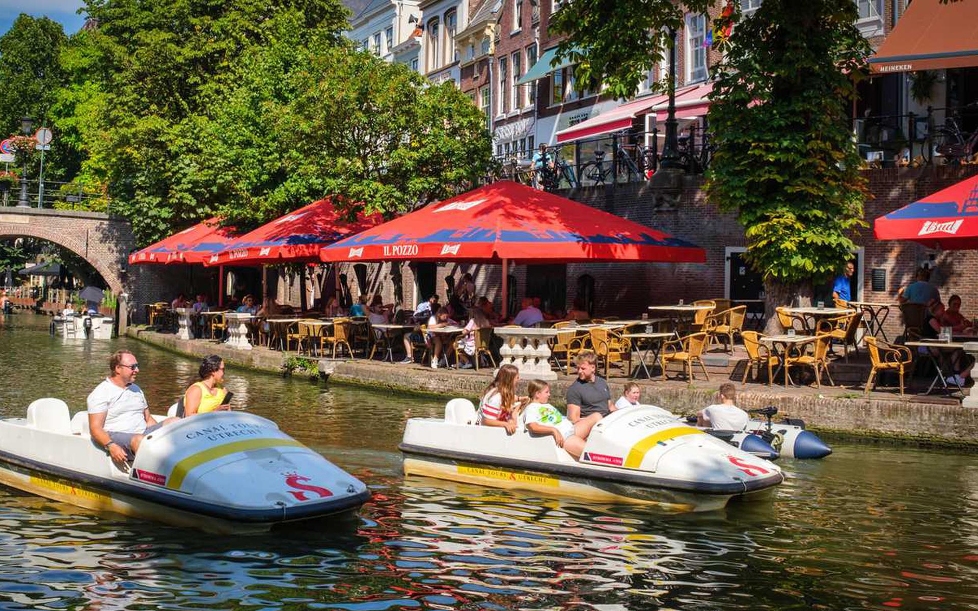 Mensen genieten van het warme weer in de binnenstad van Utrecht.