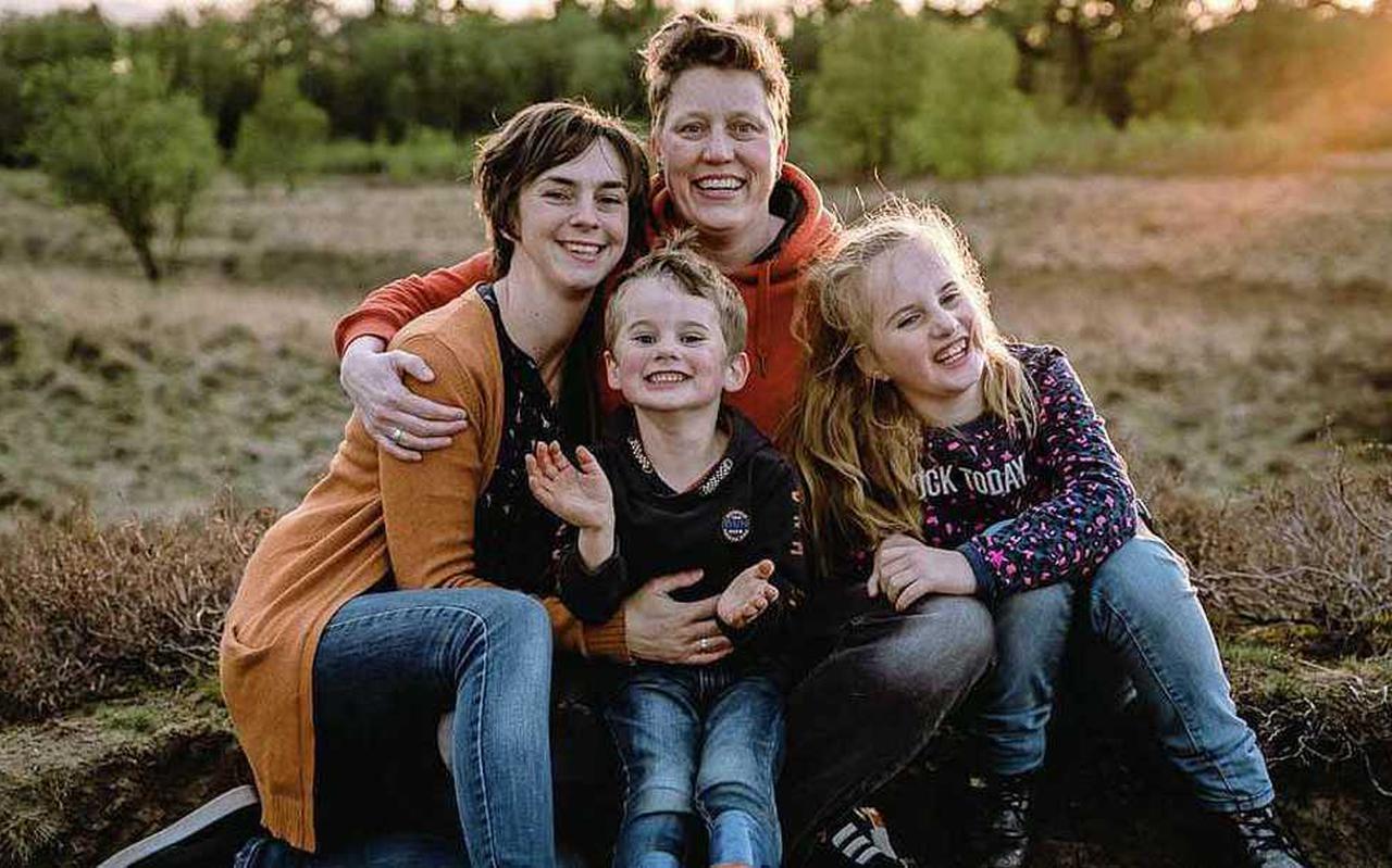 Marjolein (links) met haar nieuwe partner en haar kinderen Tess en Finn.