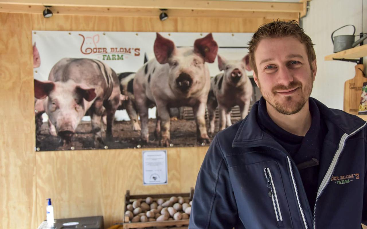 Mark Blom van Boer Blom's Farm uit Exloërveen in zijn boerderijwinkel. 