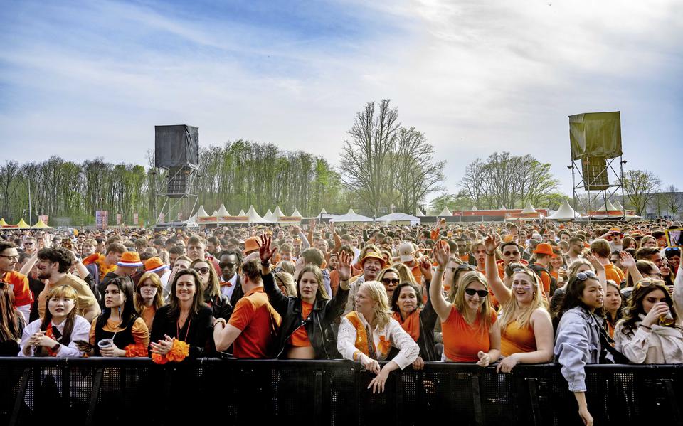 Tijdens Koningsdag zijn er traditioneel diverse grote festivals, waarbij het publiek zich massaal in het oranje heeft gestoken.