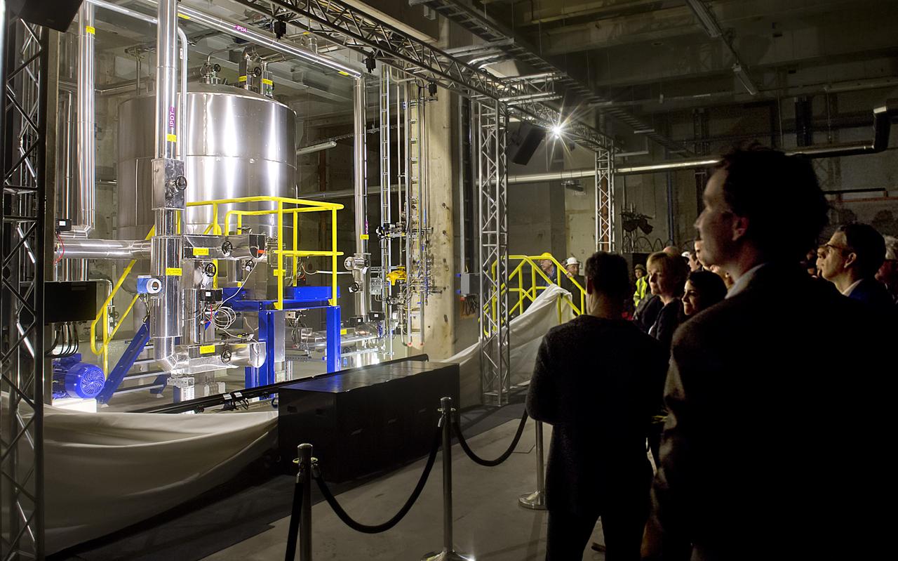Een nieuwe productielijn van DSM in Emmen wordt in gebruik genomen. Een nieuwe productielijn van DSM in Emmen wordt in gebruik genomen.