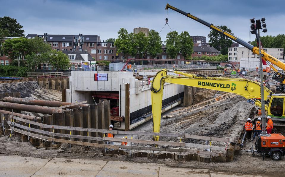 Boven dit middelste deel van de bustunnel liggen straks vier sporen. 