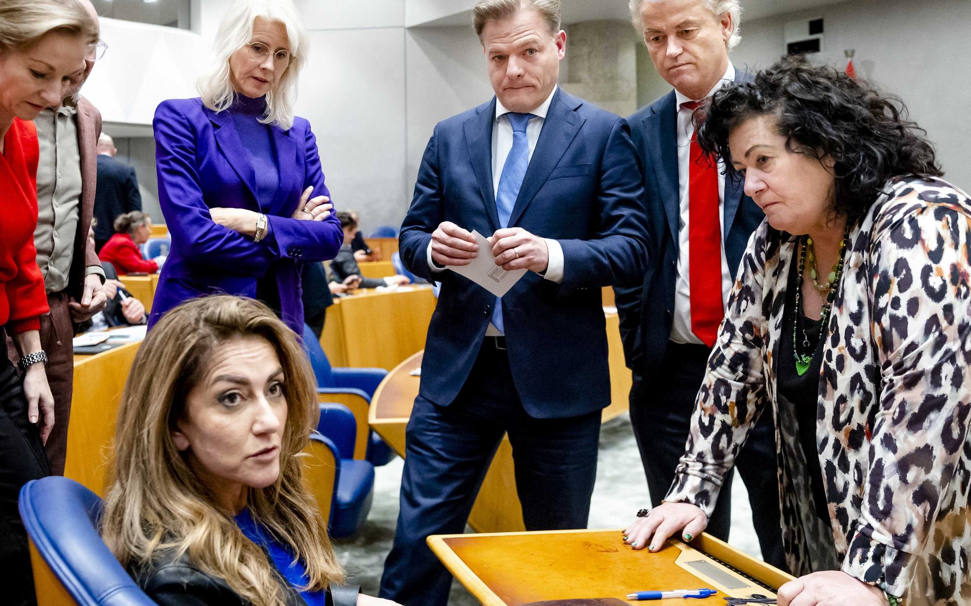 Bokkesprongen van de VVD, Omtzigt wringt zich in bochten en Wilders