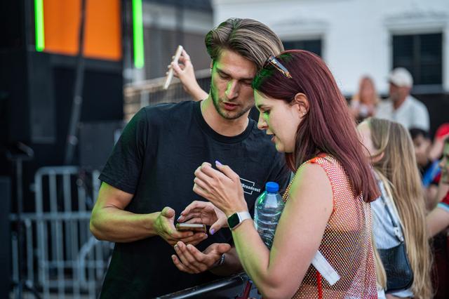 Na Douwe Bob ontfermt nu ook TikTok Tammo zich over het liefdesleven van cameraman Sander (25) uit G