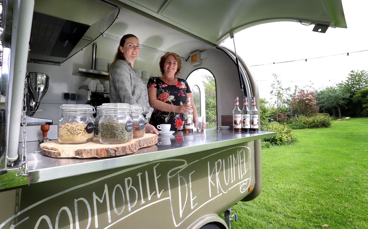 Carolien Pepping van De Kruimel die, na een turbulente tijd, een foodtruck-restaurant begint. Links van haar Ilona Meppelink