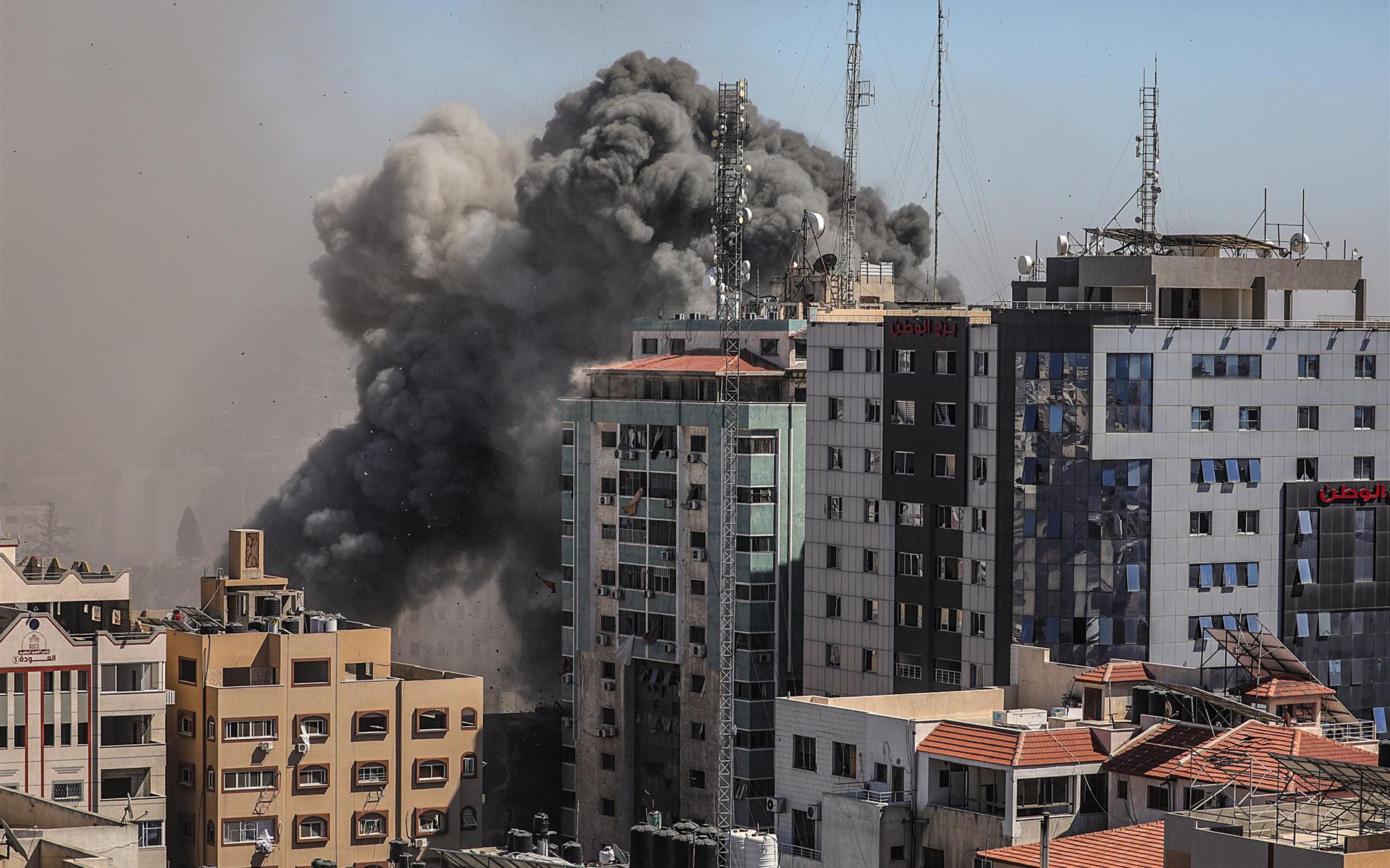 Rook stijgt op nadat een Israëlische luchtaanval de Al-Jala'a Toren heeft getroffen, 15 mei 2021. 