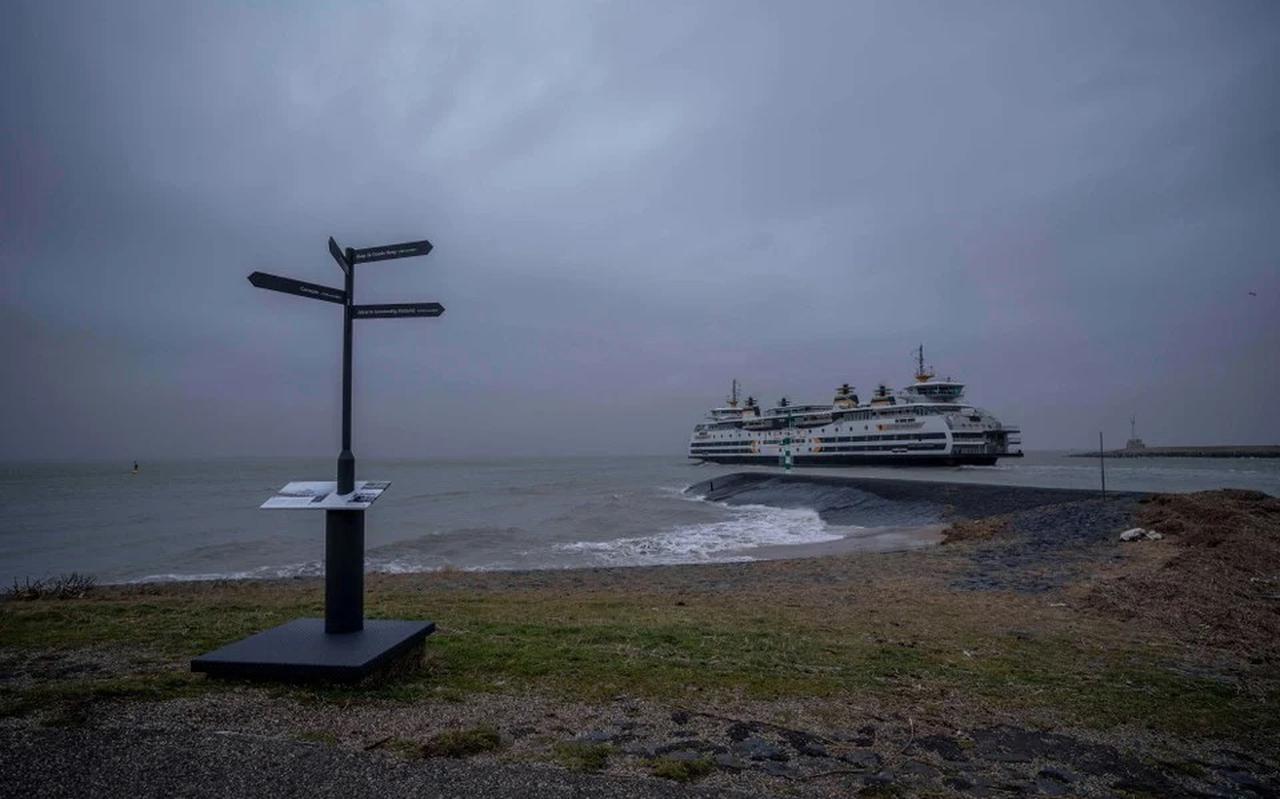 De veerboot nadert de haven van Den Helder tijdens storm.