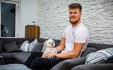 Romain Doedens, hier met zijn hondje Jadey in zijn huis in Winschoten.
