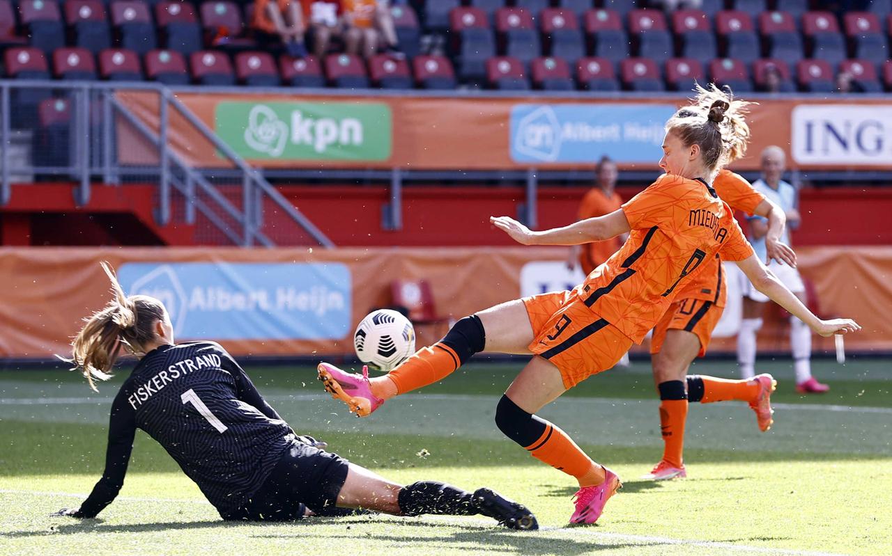 Vivianne Miedema scoorde twee keer, maar stuit hier op de Noorse keepster Cecilie Fiskerstrand. Vivianne Miedema scoorde twee keer, maar stuit hier op de Noorse keepster Cecilie Fiskerstrand.