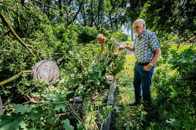 Jan Rijks (82) hart brak toen storm grafsteen van dochter Karin in Wildervank ruïneerde: ‘Ik wist ni