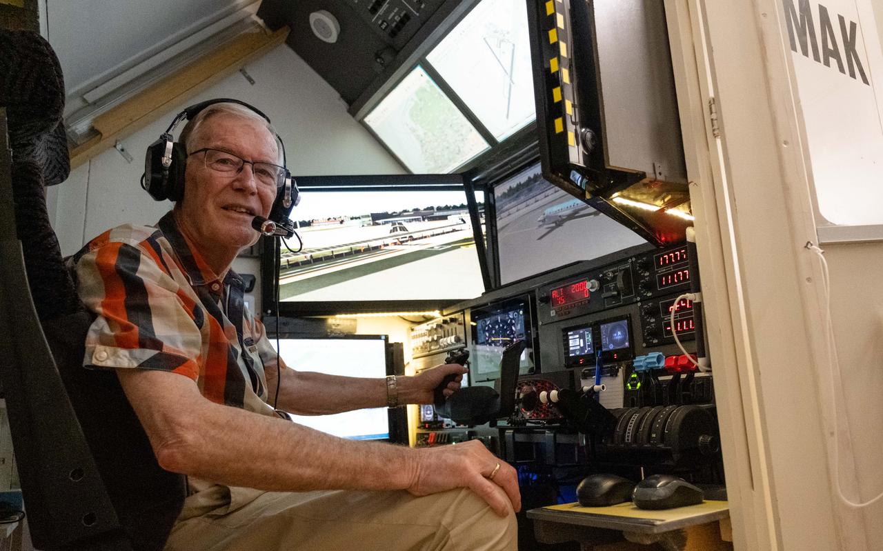 Joop Mak uit Leek heeft een vliegtuig-cockpit gebouwd op zijn zolder. Joop Mak uit Leek heeft een vliegtuig-cockpit gebouwd op zijn zolder.