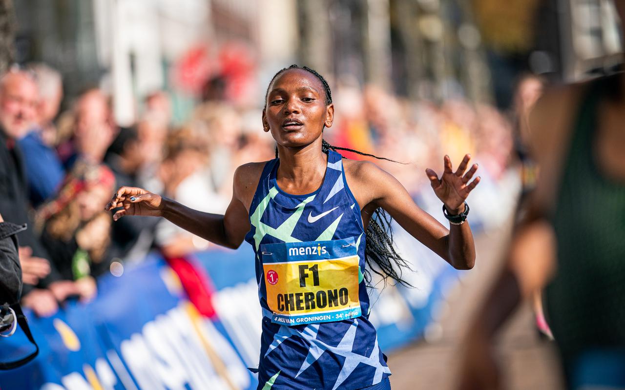 Voor de derde keer op rij is Eva Cherono de sterkste op de 4 Mijl van Groningen.