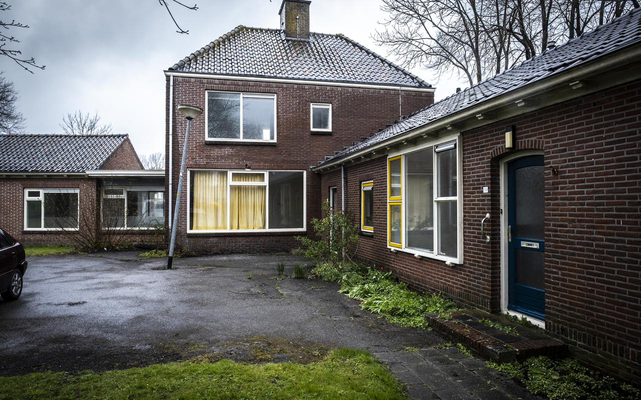Een deel van de inwoners van het dorp wil zorgcomplex Nij Nittersum in Stedum behouden, een ander deel ziet het liever gesloopt.