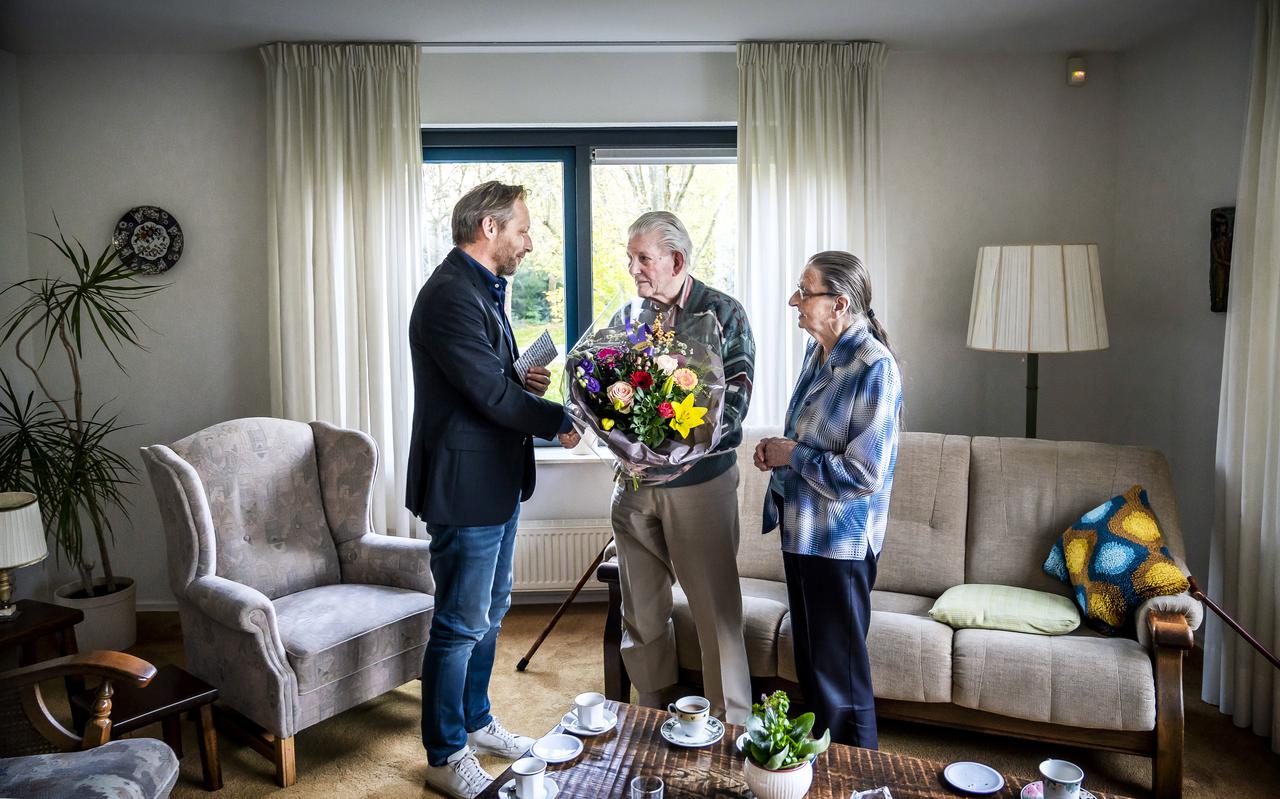 Ab Gewald krijgt bloemen (en een cadeaubon) van GRC-voorzitter Will Panman. Naast Gewald staat zijn echtgenote Lou.