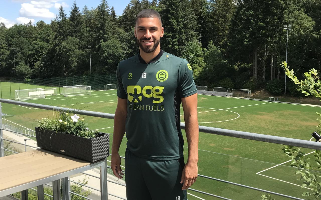 Radinio Balker op het zonovergoten trainingscomplex in Barsinghausen, waar FC Groningen zich voorbereidt op het nieuwe seizoen. ,,Nachtelijke uitstapjes passen er niet meer bij.'' Radinio Balker op het zonovergoten trainingscomplex in Barsinghausen, waar FC Groningen zich voorbereidt op het nieuwe seizoen. ,,Nachtelijke uitstapjes passen er niet meer bij.''