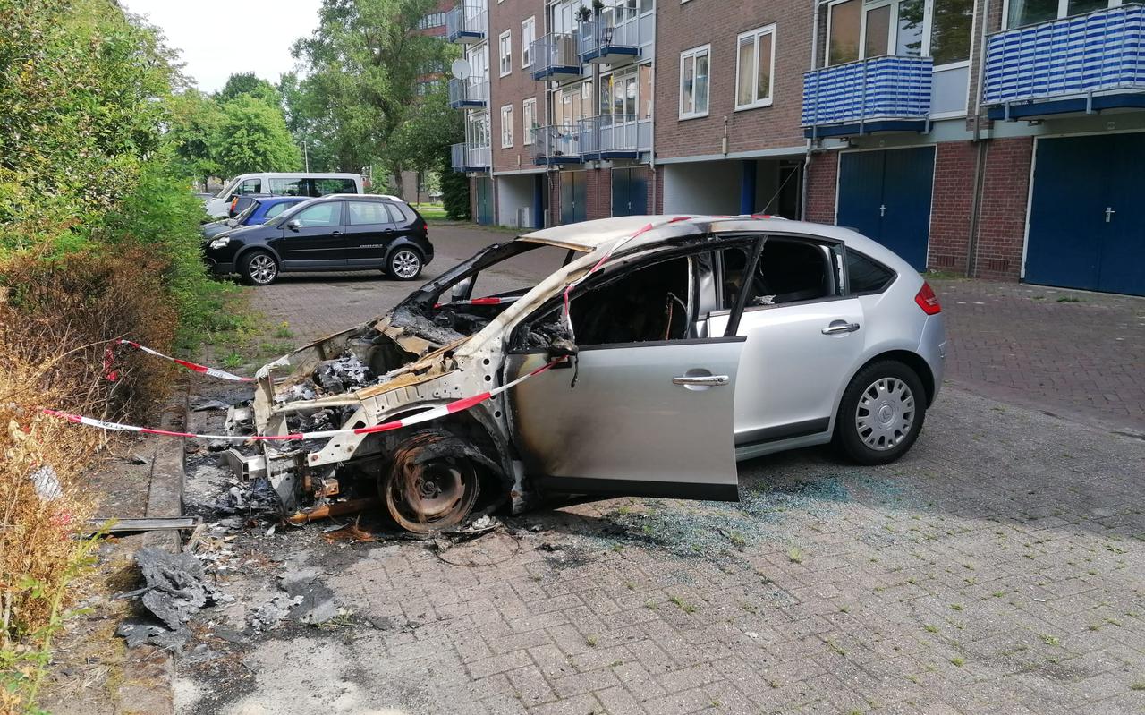 De uitgebrande auto bij de flat aan de Nobellaan.