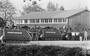 Pantservoertuigen op rupsbanden staan in mei 1977 paraat bij de lagere school in Bovensmilde, waar ruim honderd schoolkinderen en vijf leerkrachten worden gegijzeld.