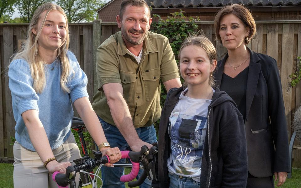 Lotte en haar familie gaan met een fietstocht van Zoutkamp naar Zoutelande geld inzamelen voor de Nierstichting. Vlnr: Zus Vera, vader Alex, Lotte en Marilva die een nier aan Lotte afstond.