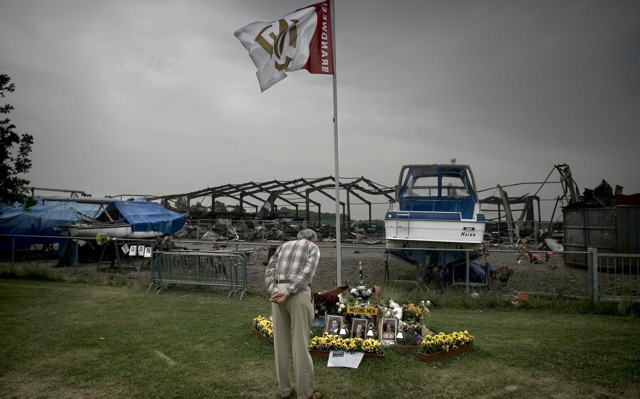 Het monument voor de drie omgekomen brandweerlieden bij de afgebrande loods van scheepswerf Beuving in De Punt. Het monument voor de drie omgekomen brandweerlieden bij de afgebrande loods van scheepswerf Beuving in De Punt.