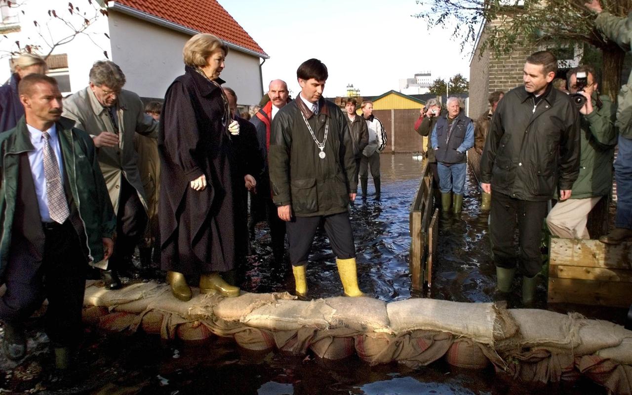 Archief 1998. Koningin Beatrix bezoekt enkele van de door de wateroverlast getroffen gebieden. Ze beklimt zandzakken in de wijk Westeinde in Meppel. Archief 1998. Koningin Beatrix bezoekt enkele van de door de wateroverlast getroffen gebieden. Ze beklimt zandzakken in de wijk Westeinde in Meppel.