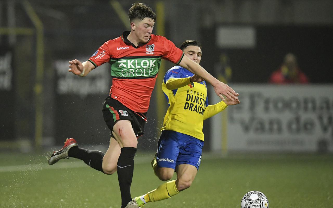 Ole Romeny namens NEC Nijmegen in duel met Tamas Kiss van SC Cambuur, tijdens de Toto KNVB Beker wedstrijd op 16 december 2021 in Leeuwarden.