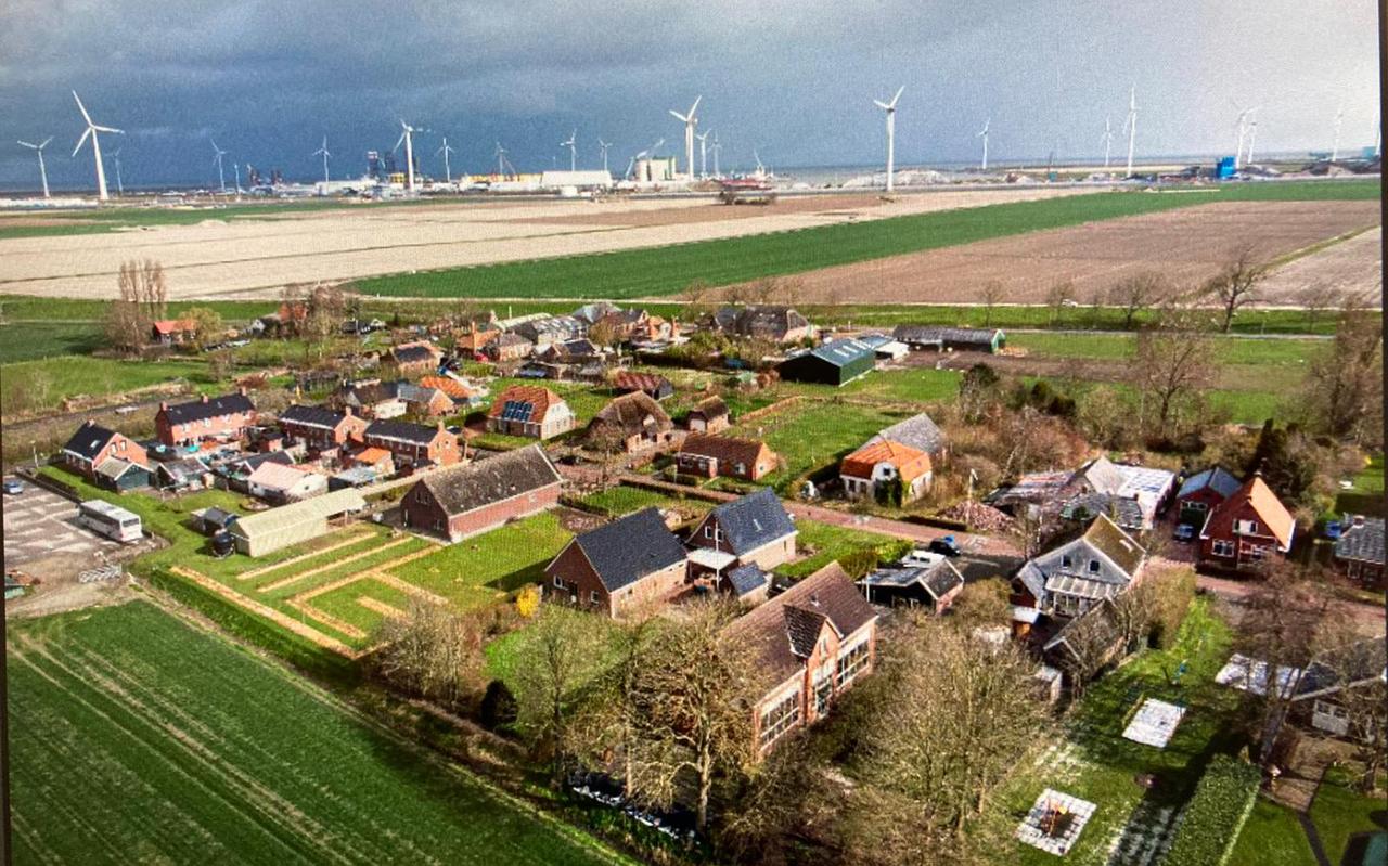 Deze luchtfoto laat zien hoe dicht de Eemshaven het dorpje Oudeschip is genaderd. Deze luchtfoto laat zien hoe dicht de Eemshaven het dorpje Oudeschip is genaderd.
