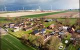 Deze luchtfoto laat zien hoe dicht de Eemshaven het dorpje Oudeschip is genaderd.  