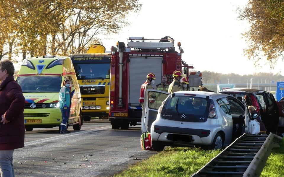 N381 bij Emmen in beide richtingen afgesloten door ongeluk, waarbij drie voertuigen beschadigd zijn geraakt. N381 bij Emmen in beide richtingen afgesloten door ongeluk, waarbij drie voertuigen beschadigd zijn geraakt.