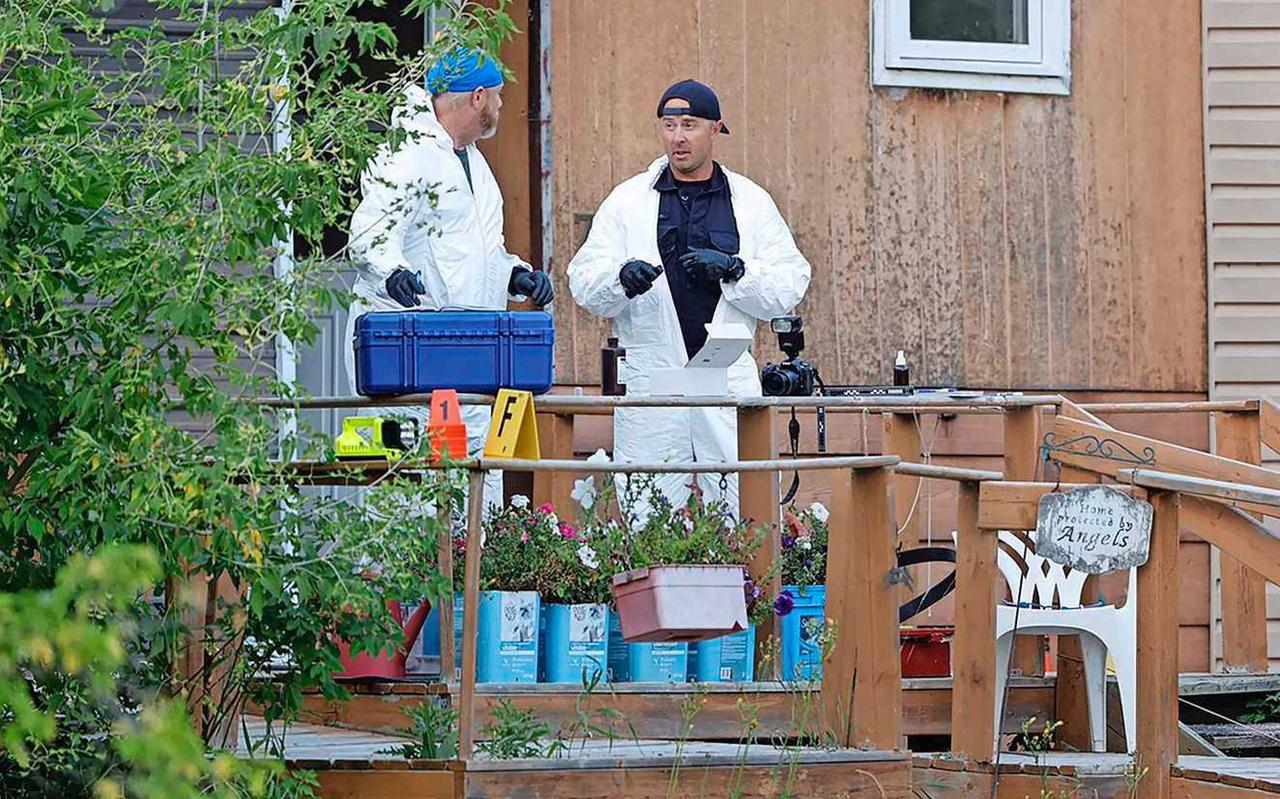 Forensisch onderzoekers op de veranda van het huis van een van de slachtoffers in het dorpje Weldon. Forensisch onderzoekers op de veranda van het huis van een van de slachtoffers in het dorpje Weldon.