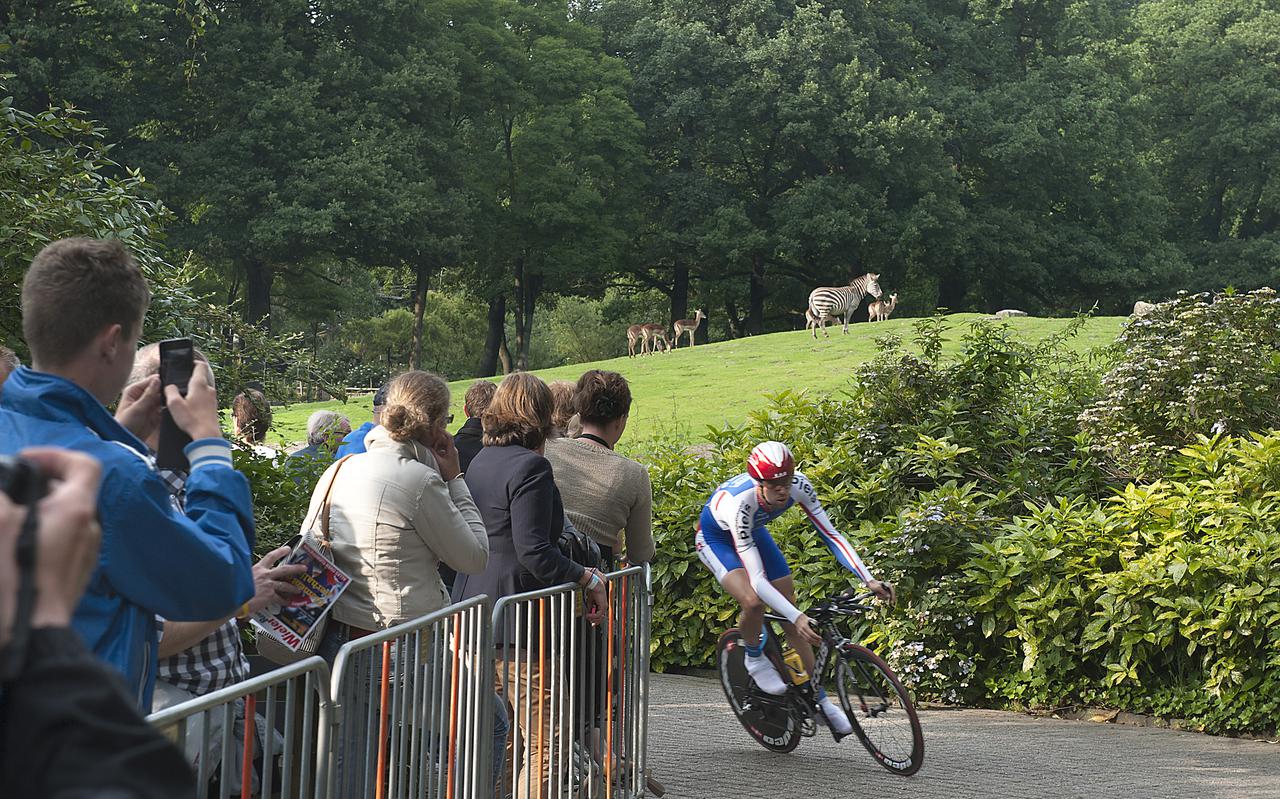 De start van het NK tijdrijden in 2012, toen de renners onder het toeziend oog van de zebra's en giraffes op de Savanne op de pedalen gingen.