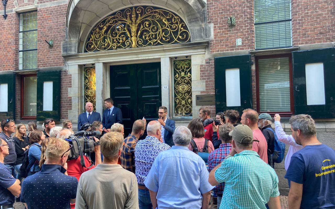 Boze boeren protesteerden deze week met trekkers bij het provinciehuis in Groningen.