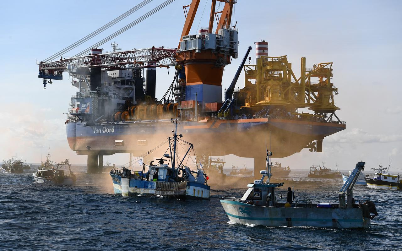 Woedende Franse vissers betoogden in mei dit jaar met hun scheepjes tegen het Nederlandse installatieschip Aeolus van Van Oord, dat werd gebruikt voor de bouw van een groot windmolenpark op zee, in de baai van Saint-Brieuc voor de Franse kust. Woedende Franse vissers betoogden in mei dit jaar met hun scheepjes tegen het Nederlandse installatieschip Aeolus van Van Oord, dat werd gebruikt voor de bouw van een groot windmolenpark op zee, in de baai van Saint-Brieuc voor de Franse kust.