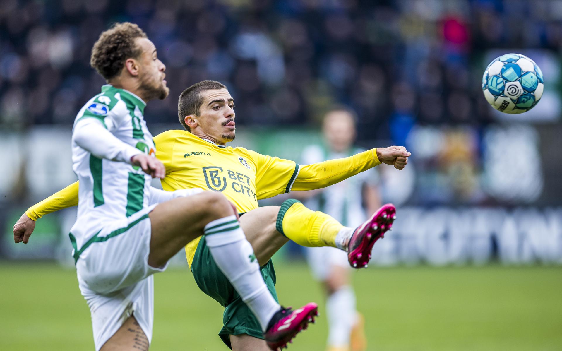 Liam van Gelderen namens FC Groningen in duel met de Spanjaard Inigo Cordoba, die twee keer scoorde voor Fortuna Sittard.
