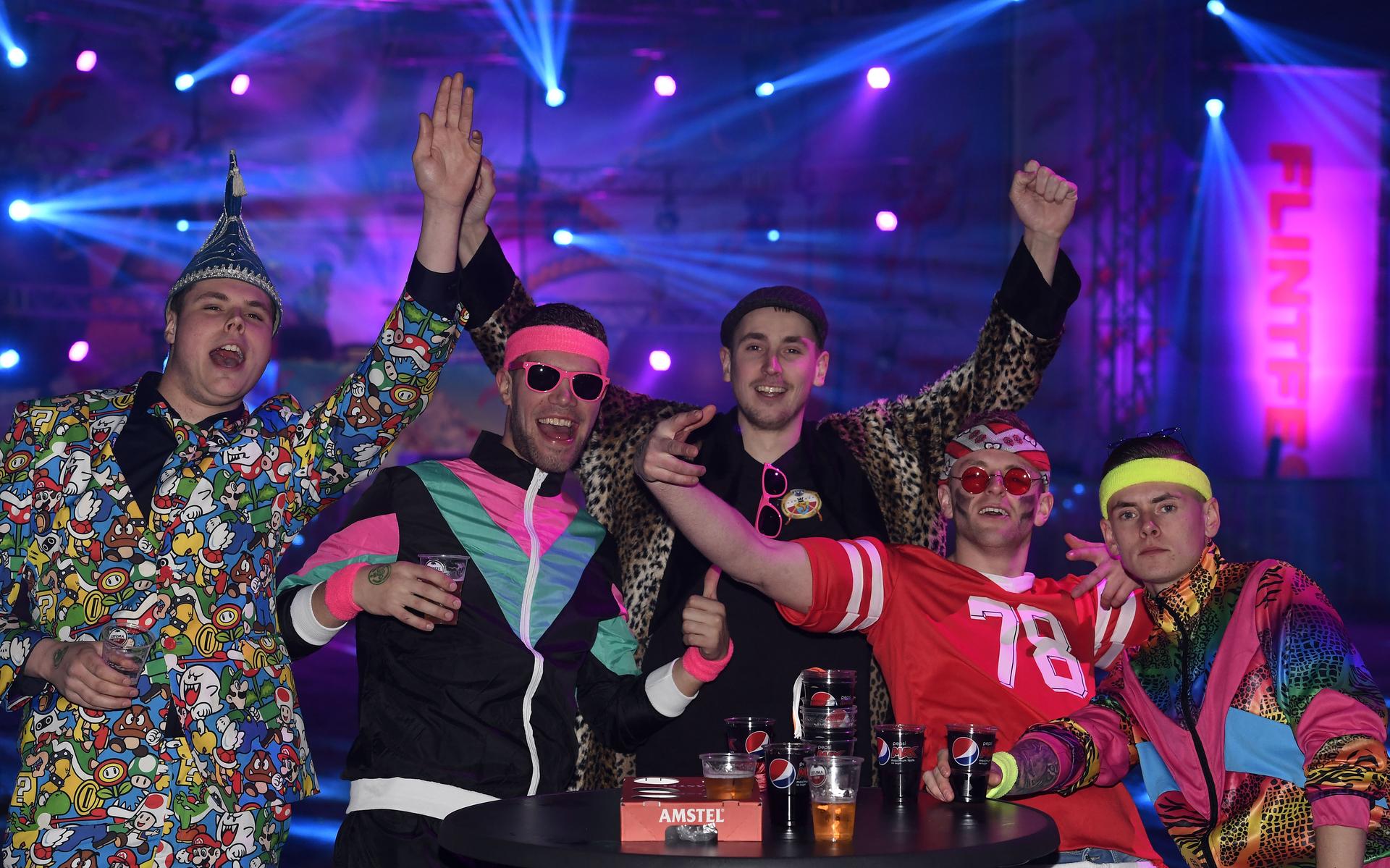 De feestvierders op het Flintfest zien er fantastisch uit.